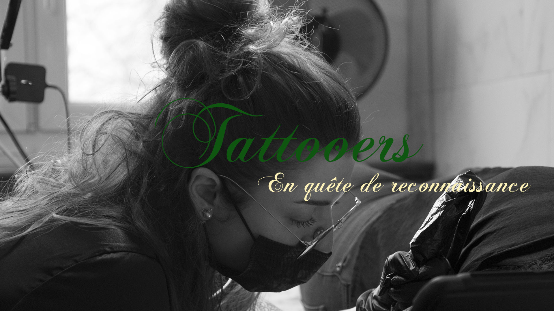 Adrien Bachy pose dans Tattooers : en quête de reconnaissance la délicate question du statut des tatoueurs : artistes ou artisans ?